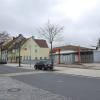 In der Würzburger Straße wird weiter gebaut: Das Wohnhaus mit Blumenladen (links) wird abgerissen, die Tankstelle bleibt vorerst