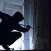Ein "Einbrecher" hebelt mit einem Brecheisen eine Tür im Keller eines Wohnhauses auf (gestellte Szene). In Unterfranken sinkt die Zahl ungebetener Besucher auf den niedrigsten Stand seit 20 Jahren.