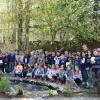 Das Anlegen eines kleines Sees im Pfarrgarten war einer der Höhepunkte der Aktion, bei der sich 50 Kinder aus dem Raum Lohr vor Ostern mit der Geschichte des Apostels Petrus befassten. 