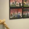 Das Tonseil von Barbara Bauer vor einer Werner-Winterbauer-Werkgruppe in der BBK-Galerie Würzburg.