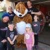 Stargast beim Osterhaus war Peter Ludolf (links) mit seinem Team (dahinter Mario Jaud und links Thomas Baumann). Darüber freuten sich der Osterhase und Maximilian, Stella und Sarah.