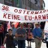 Etwa 150 Teilnehmer demonstrierten am Samstag beim 36. Ostermarsch in der Würzburger Innenstadt für Frieden und Abrüstung.