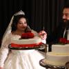 Ayse und Faris Faris schneiden die Hochzeitstorte an. Ayse und Faris Faris schneiden die Hochzeitstorte an.