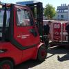 Feuerwehrleute der Staatlichen Feuerwehrschule Würzburg verladen einen Löschwasser-Außenlastbehälter.