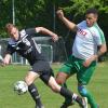 Spielen sie „auswärts“? Die DJK Schweinfurt um Steven Perry (weißes Trikot, hier gegen den Nordheimer Raphael Steffen) wird wohl im Stadion kicken, weil die eigenen Plätze derzeit sehr hart sind.