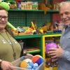 Susanne Huller berät einen „Brauchbar“-Kunden, der Geschenke für seine kleinen Enkelkinder sucht.