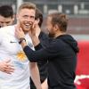 Man kennt sich: Kickers-Trainer Michael Schiele (rechts) mit Fabian Menig von Preußen Münster. Der Außenverteidiger ist zum Saisonende ablösefrei zu haben.