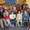 Kassiererin Christiane Halbleib, AWO-Vorsitzender Peter Honecker, Kindergartenleiterin Iris Schweizer mit den Kindergartenkindern Frickenhausen bei der Spendenübergabe.