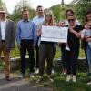 1000 Euro wurden an das Projekt Himmelspark gespendet. Im Bild  Bürgermeister Herbert Hemmelmann, Initiatoren Projekt „Himmelspark“ und Vertreter des Organisationsteam Kinderkleidermarkt.