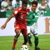 Münchens Kingsley Coman im Zweikampf mit Bremens Verteidiger Theodor Gebre Selassie. Münchens Kingsley Coman im Zweikampf mit Bremens Verteidiger Theodor Gebre Selassie.