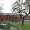 Die Hermann-Schüßler-Festhalle in Aidhausen, im Eigentum des Vereins Heimatfreunde, wird gerne von Vereinen und der Gemeinde für Veranstaltungen genutzt. Nun braucht sie ein neues Dach und eine eigene Stromversorgung soll auch her. Die Gemeinde trägt mit einem Zuschuss ihren Teil zur Sanierung bei.