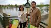 Tourismuschefin Vanessa Feineis und Frank Gimperlein, Vorsitzender des Stadtmarketingvereins, stoßen auf das neue Mainfestival an.