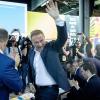 Christian Lindner, Fraktionsvorsitzender und Parteivorsitzender der FDP, winkt nach seiner Wiederwahl zum Parteivorsitzenden beim 70. FDP-Bundesparteitag den Delegierten zu. 