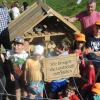 An der umzäunten Christbaumkultur "Am kleinen Ait" in Burgsinn wurde ein Insekten- und Bienenhotel am Böschungsrand aufgestellt. Mit den Schulkindern freuten sich hinten von links Heinz Braun aus Fellen, Objektbetreuerin Maria Lutz, Gerd Düll (AELF) und Günther Marx.