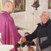 Pfarrer Michael Weck von der Kuratie Oberschwappach/Pfarreiengemeinschaft Knetzgau überreichte Heinz Braunreuter eine Dankesurkunde der Diözese. Wie die Pfarreiengemeinschaft Knetzgau berichtet, dankte auch Hubert Voit (Kirchenverwaltungsmitglied) Heinz Braunreuter im Namen der Pfarrgemeinde Oberschwappach. Er war 30 Jahre Mitglied der Kirchenverwaltung Oberschwappach, davon übte er die Tätigkeit des Schriftführers 24 Jahre lang aus. Ein Beispiel seiner besonderen Verdienste war die Mithilfe beim Bau des Pfarrheims Oberschwappach. Auch nach seinem Ausscheiden aus dem Gremium stehe Heinz Braunreuter dem Pfarrheimteam jederzeit mit Rat und Tat zur Seite. (dix)