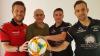 Freuen sich aufs Pokalfinale (von links): FTS-Trainer Adrian Gahn, Kreisspielleiter Gottfried Bindrim sowie Oberschwarzacher Spielertrainer-Duo Alexander Greß und Simon Müller.