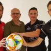 Freuen sich aufs Pokalfinale (von links): FTS-Trainer Adrian Gahn, Kreisspielleiter Gottfried Bindrim sowie Oberschwarzacher Spielertrainer-Duo Alexander Greß und Simon Müller.