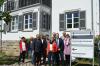 Landrat Thomas Habermann (rechts) freute sich gemeinsam mit Schulamtsdirektor Klaus Jörg, Schulrat Walter Volkmuth (4. und 3. von rechts) und ihren Mitarbeitern sowie den Regierungsvertretern Maria Walter (2. von rechts) und Bertram Odoj (5. von links) über das gelungene neue Zuhause des Staatlichen Schulamts in der Martin-Luther-Straße 10.