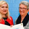Rosemarie Leiter aus Waigolshausen (rechts) wurde von Gesundheitsministerin Melanie Huml für ihr "vielseitiges" Engagement geehrt. Rosemarie Leiter aus Waigolshausen (rechts) wurde von Gesundheitsministerin Melanie Huml für ihr "vielseitiges" Engagement geehrt.