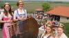 Die Weinprinzessinnen (von links) Damaris Heß (Rödelsee), Valentina Dohnal (Iphofen), Mona Schenk und Elena Bergmann (Großlangheim) unterwegs beim Schwandertag. An der Großlangheimer Hardthütte legten sie eine Rast ein.