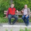 Paul Hilpert (rechts), der Spender der Bank und Gemeinderat Matthias Raps genießen beide die Ruhe und den schönen Ausblick über die Eßfelder Flur.
