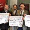 Cornelius Göb (Mitte), Beratungscenterleiter der Sparkasse Mainfranken Würzburg in Wiesentheid, überreichte Spendenschecks an (von links) Hans-Joachim Krämer (Leiter der Musikschule), Bürgermeister Werner Knaier, Christian Klier (Singverein Rüdenhausen) und Jonas Löchner vom TSV/DJK Wiesentheid.