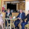 Wolfgang Vockel freut sich über das Angebot und begrüßte (von links) Weinkönigin Michaela Wille Annette Wille und Verena Wille am Stadtstrand.