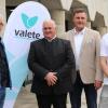 Bürgermeister Bruno Altrichter, die Geschäftsführer Stephan Meier und Stefan Heim sowie Orthopädietechnikermeister Thomas Köberich bei der Eröffnung des valete Orthopädiehauses in Herschfeld.