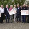 Im Bild bei der Übergabe (von links): Jürgen Schuler und Josef Bock (Förderverein Gebäudetechnik), Walter Keicher (Aktivkreis), Stefan Labus, Marion Künzel, Dagmar Bebersdorf und Rainer Zink (Kindertafel), Annemarie Lutz, Herbert Lutz und Reinhard Lutz (Förderverein Hambach), Günther Muck und Berthold Sterzinger (Aktivkreis) sowie Winfried Schulz vom Förderverein Hambach: Die Gastgeber der Spendenübergabe laden am 1. und 2. Juni erneut ein, für das 16. Benefiz-Ringstraßenfest an gleicher Stelle.