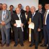 Für ihr langjähriges Engagement als Siebener ehrte (von links) Landrat Florian Töpper, Alfred Räth (Renershof), Helmut Hahn (Obereuerheim) , Richard Röll (Hirschfeld), Richard Stühler (Reichmannshausen), Walter Schonunger (Abersfeld), Ludwig Zimmermann (Abersfeld) und Fritz Roßteuscher (Schwebheim). Mit im Bild die Gratulanten: Vermessungsdirektor Gerhard Hartmann, Bürgermeister Volker Karb und Kreisobmann Manfred Mai. Für ihr langjähriges Engagement als Siebener ehrte (von links) Landrat Florian Töpper, Alfred Räth (Renershof), Helmut Hahn (Obereuerheim) , Richard Röll (Hirschfeld), Richard Stühler (Reichmannshausen), Walter Schonunger (Abersfeld), Ludwig Zimmermann (Abersfeld) und Fritz Roßteuscher (Schwebheim). Mit im Bild die Gratulanten: Vermessungsdirektor Gerhard Hartmann, Bürgermeister Volker Karb und Kreisobmann Manfred Mai.