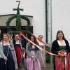 Nach dem Festgottesdienst trugen die Ehrendamen die Siebenerkrone zum Kriegerdenkmal, wo die Feldgeschworenen ihrer Verstorbenen gedachten.