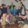 Tiere der freien Natur nah erleben: Das ermöglichte der Besuch der Informationsveranstaltung des Bayerischen Jagdschutzvereins Schweinfurt in der Halle der Freien Turner den Schülern der Grundschule Schonungen. Im Bild von links der Pressesprecher des BJV Schweinfurt Sigmund Stadler, Anna-Carina Albert und Jutta Buhl.