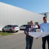 Geschäftsführer Johannes Richter (rechts) und Joachim Lasar als Leiter des Produktmanagements bei Schmitter Hydraulk in Westheim freuen sich auf den Bau der neuen Lagerhalle.
