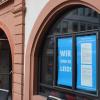 Die Heiligenfeld-Geschäftsführung machte zu Ostern auf Plakaten in Bad Kissingen (im Bild die städtische Vinothek) ihrem Unmut über die Stadtpolitik Luft. Zwei Vorhaben will das Unternehmen nun für die Stadt streichen.