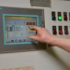 Digital und computergesteuert und daher vollautomatisch erfolgt der innerbetriebliche Transport der Produkte im Ziegelwerk Englert in Zeilitzheim. Auf dem Touchscreen können die Mitarbeiter die entsprechenden Einstellungen vornehmen und je nach Steinsorte schnell verändern. Digital und computergesteuert und daher vollautomatisch erfolgt der innerbetriebliche Transport der Produkte im Ziegelwerk Englert in Zeilitzheim. Auf dem Touchscreen können die Mitarbeiter die entsprechenden Einstellungen vornehmen und je nach Steinsorte schnell verändern.