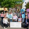 Die stolzen Gewinner mit ihren Bildern der Grundschule Kist. Im Bild vorne links: Frau Kempf, Raiffeisenbank Höchberg und im Bild vorne rechts: Susanne Grammel, Schulleiterin.