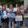 Von links: Kunstlehrerin Verena Kieslich, Luna Hertrich, Keira Wiesner, Julia Myronow, Rama Awad, Tim-Leon Metz, Emma Stephan, Finn Leonard Diener, Luisa Fischer, Lilly Herold und Schulleiter Ingo Schneider.
