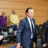 Fecht-Olympiasieger Elmar Borrmann muss sich wegen Verdacht des Betruges vor dem Landgericht Würzburg verantworten. Die Staatsanwaltschaft beschuldigt ihn, seine Anleger um elf Millionen Euro abgezockt zu haben. 