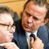 Noch vor Prozessbeginn wechselte der Angeklagte auf die Pressebank und suchte das Gespräch mit dem Reporter, der seit drei Jahren über ihn berichtet. Noch vor Prozessbeginn wechselte der Angeklagte auf die Pressebank und suchte das Gespräch mit dem Reporter, der seit drei Jahren über ihn berichtet.
