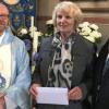 Spendenübergabe: 250 Euro übergab Gerlinde Finsterle, die Vorsitzende des Katholischen Frauenbundes Wollbach, an Pfarrer Leo Brand (links) und Kirchenrechner Dietbert Schmitt.