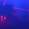 Bei Lasertag jagen sich die Teilnehmer gegenseitig mit waffenähnlichen Geräten.