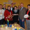 Mit Unterstützung der Sponsoren gibt es im Maria-Theresia Kindergarten jeden Tag gesundes Essen, von links: Elternbeiratsvorsitzende Nicole Imrock, Dominik Lehrmann (Personalleiter der Stadt), Mahmut Bucak (Feinkost Antalya), Ludwig Fleckenstein (Fa. Opitec), Traudl Baier (Tafel Ochsenfurt), Kindergartenleiterin Nicole Arweiler, Horst Seiler (Voll Verlag), Bürgermeister Peter Juks, Marion Frischholz (Sparkasse Mainfranken) und stellvertretende Bürgermeisterin Rosa Behon).