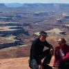 Wie von einem hohen Balkon aus blickt man auf die Canyons, in denen der Colorado fließt.