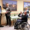 Zur Präsentation der neuen Veeh-Harfe war Ronald Bogaschewsky, Präsident des Lions Club Würzburg, gekommen. Mit auf dem Foto: Zwei Bewohnerinnen; Eva Bauer (Sozialdienstleitung); Thomas Zatloukal (Einrichtungsleiter) und Ina Hiller (Betreuungsassistentin).