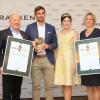 Der Präsident Fränkischer Weinbauverband (von links) Arthur Steinmann und der LWG-Präsident Dr. Hermann Kolesch übergaben den Preis an Winzer Johannes Dereser und die Zellinger Winzerin Christine Pröstler (Zweite von rechts). Ebenfalls im Bild: Die Fränkische Weinkönigin Carolin Meyer (Mitte) und die Weinpatin der Kategorie, die Sommelière Carine Patricio (rechts).