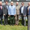 Für den bisherigen Leiter des Amts für Ernährung, Landwirtschaft und Forsten, Klaus Klingert (4. von links), gab es bei der Verabschiedung viel Lob, für seinen Nachfolger Oliver Kröner (4. von rechts) zahlreiche Glückwünsche. Die Amtsübergabe begleiteten (von links): Thomas Leiner, 3. Bürgermeister von Bad Kissingen, der stellvertretende Amtsleiter Stefan Fella, Landtagsabgeordneter Sandro Kirchner sowie (von rechts) Landtagsabgeordneter Gerald Pittner, Ministerialdirektor Hubert Bittlmayer und der Kreisobmann des Bauernverbands Mathias Klöffel.