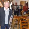 Entertainer und Musikant einer Person: Adolf Herda trat mit der Prominentenband im Höchheimer Burggut auf. Die Besucher aus Schwebheim waren begeistert.