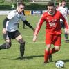 Florian Eberwein (links, im Zweikampf mit dem Haßfurter André Pöltz) hat doch noch eine Chance, mit dem TSV die Kreisklasse zu erhalten. Der TV Haßfurt hat es, wie auch der TSV Westheim, bereits geschafft. Beide profitieren vom Rückzug des SC Geusfeld.