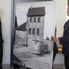 Geschenk: Die Partnerfeuerwehr aus Hattingen-Niederwenigern übergab als Geschenk zum neuen Feuerwehrgerätehauses ein großformatiges, historisches Bild ihres eigenen Feuerwehrgerätehauses. Geschenk: Die Partnerfeuerwehr aus Hattingen-Niederwenigern übergab als Geschenk zum neuen Feuerwehrgerätehauses ein großformatiges, historisches Bild ihres eigenen Feuerwehrgerätehauses.