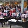 Eine phänomenale Klangfülle ließ die Aula der Eichendorffschule erbeben. Erstmals zog nämlich Dirigentin Dorothea Völker zu einer Probe der "Carmina Burana" zum 90-köpfigen Projektchor auch die 81 Chorkinder aus den ersten bis vierten Klassen der Grundschule hinzu.